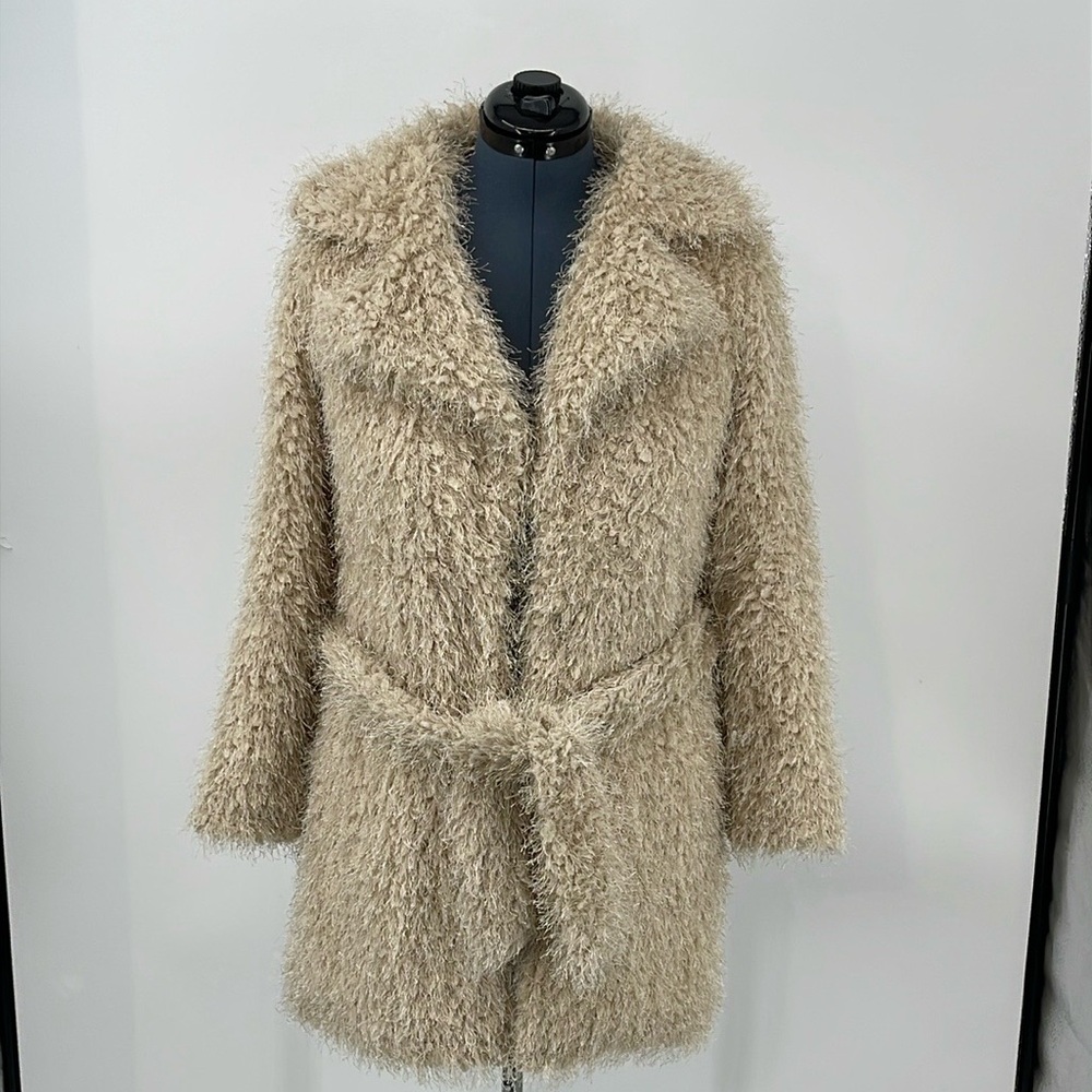 FOREVER 21 WOMENS COAT SIZE SMALL. CREAM COLOR